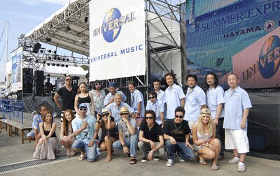 写真は開演前に撮影された出演者の記念写真。前列左からブラザー・トム（バブルガムブラザーズ）、BENI、Metis、横山剣（クレイジーケンバンド）、MINMI、童子-T、ヒルクライム、ピクシー・ロット。後列左からブラザー・コーン（バブルガムブラザーズ）とクレイジーケンバンド。