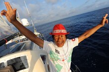 大西洋上で地球半周を達成し、満面の笑みを浮かべる寛平ちゃん。(c)間寛平アースマラソン製作委員会