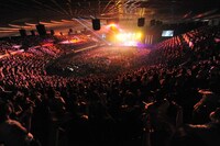 4人のパフォーマンスに1万人のオーディエンスは熱狂。