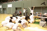 白いTシャツを着たピース又吉、神と間違われる。 (c)フォトプロ