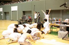 白いTシャツを着たピース又吉、神と間違われる。 (c)フォトプロ