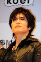 発表会後の囲み取材で、一度ゲームを始めると寝食を忘れるほど没頭してしまうことを明かしたGACKT。