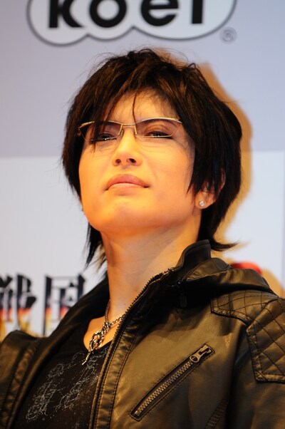 発表会後の囲み取材で、一度ゲームを始めると寝食を忘れるほど没頭してしまうことを明かしたGACKT。