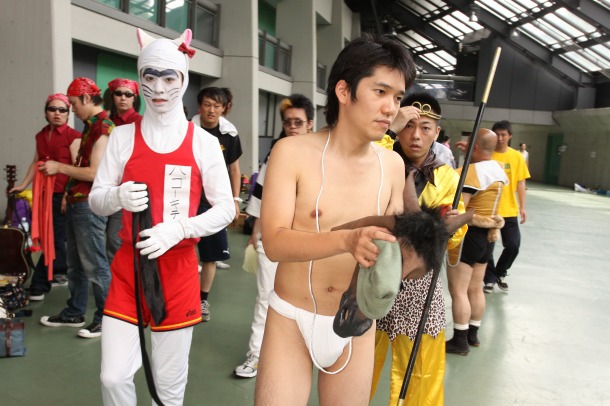 アニメキャラや有名人が混在する謎の楽屋。 (c)フォトプロ
