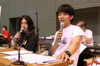 予選MCのピース。キャラに錯綜する約350人の超若手たちをフォローし、場を盛り上げた。 (c)フォトプロ