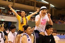 はりけ～んず率いる「チーム無冠の帝王」。我らの兄さん、22年目のはりけ～んず登場！ もはや父兄の域だが、体力は持つのか!? 「気分はフレッシュ、プリキュア！」（はりけ～んず前田） (c)フォトプロ