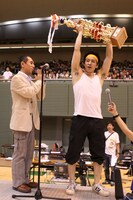 優勝したのは「超新星チーム」。トロフィーを掲げるチョコプラ長田。 (c)フォトプロ