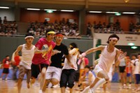 リレー予選2組目はいきなりチョコプラ長田が転倒！ 続いて畑中も大転倒！ (c)フォトプロ