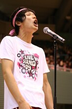 もう中学生による国歌斉唱「ではA面を歌わせていただきます！」（もう中）。「もう中、A面とかB面とかないよ」（ハロバイ金成）。「♪きのしたく～ん、本を返して味噌汁こーぼーす～♪」 (c)フォトプロ