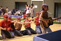 さすが長渕、アリーナでは熱唱（残り物7期 ナナッキーズチーム）。 (c)フォトプロ