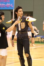 世紀末からきた「北斗の拳」レイ（こりゃめでてーな伊藤）。残念ながらザコ（キャベツ確認中ザコ）との対決は見られず。 (c)フォトプロ