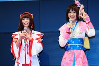 発表会でお披露目されたゲーム映像を見て、「爽快感があって早くやりたい」とコメントした歴ドルの2人。可憐なコスプレ姿には多くのカメラのレンズが向けられた。