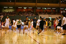 リレー予選1組目の先頭をきったのは「ラ・ゴリシュール」。犬の心・池谷、平成ノブシコブシ吉村、しずる村上、ピース又吉とトップを守りきり最終周へ！ (c)フォトプロ