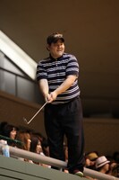 宮里のお兄ちゃん（セブンbyセブン玉城）。巨大風船をゴルフボールと勘違い。 (c)フォトプロ