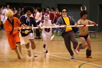 第1種目「たつまきリレー」では各界の有名人たちが一つの棒を握って走る夢のコラボが実現（とにかく元気チーム）。 (c)フォトプロ