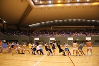 第2種目「タイマンつなひき」。メイドも綱を引く（魅惑のボイズエンドガールズ）。 (c)フォトプロ