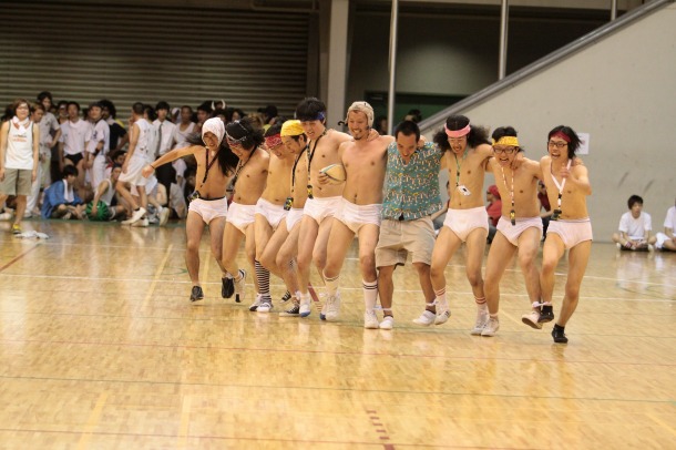 第3種目「10人11脚」。困ったときはとりあえず脱ぐ。 (c)フォトプロ
