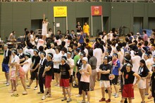 開会宣言は「今年ブレイクしていると思いこんでいる（ハロバイ金成・談）」ガリットチュウ熊谷。 (c)フォトプロ