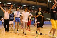 まちゃまちゃ率いる「ガヤ芸人チーム」。いつもはガヤでも今日は主役!! モノマネにすべてを賭けてしまうのか!? (c)フォトプロ