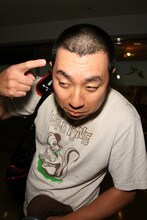 本戦楽屋にて前日の「ハッスル・エイド2009」（東京・両国国技館）でアブドーラ・ザ・ブッチャーにやられた傷をみせるレイザーラモンRG。 (c)フォトプロ