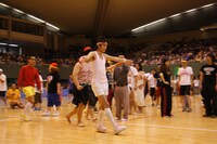 「競歩」なのにローラーシューズで颯爽とすり抜ける畑中しんじろう。当然のことながら失格に。 (c)フォトプロ