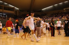 「競歩」なのにローラーシューズで颯爽とすり抜ける畑中しんじろう。当然のことながら失格に。 (c)フォトプロ