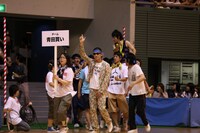 ゆったり感率いる「チーム青田買い」。ルミネの青田買いライブで活躍中。先導はもちろんスター！（ブレーメン関根） (c)フォトプロ