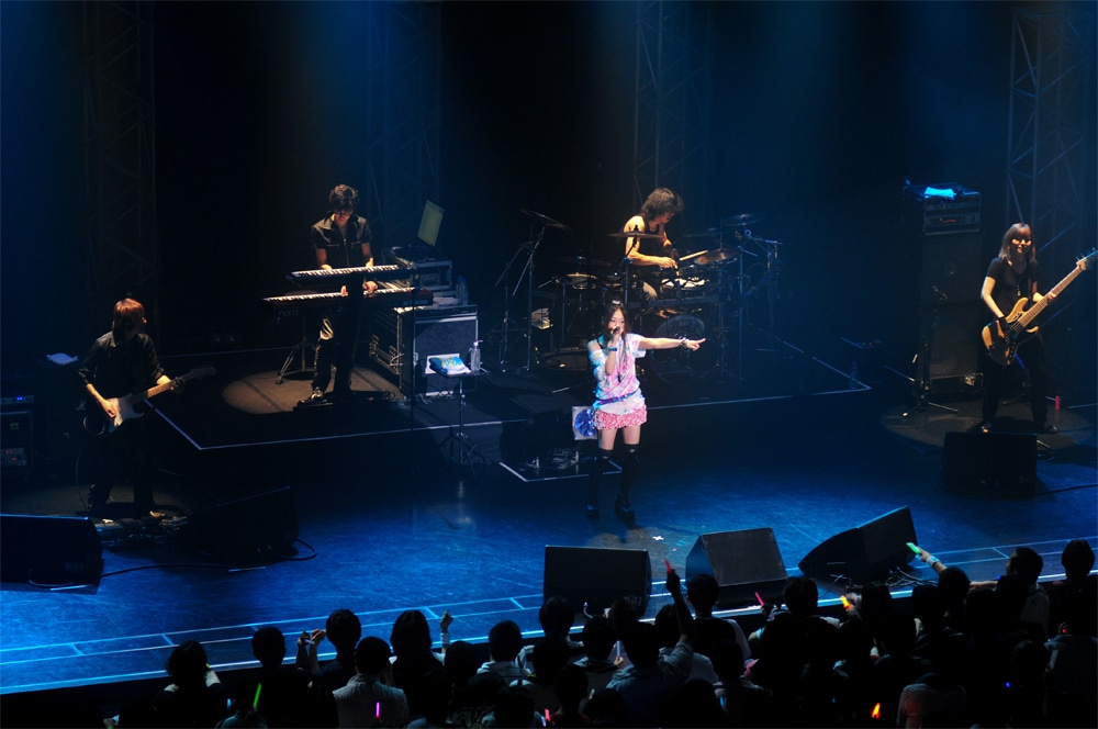 写真は7月18日の横浜BLITZワンマンライブの様子。