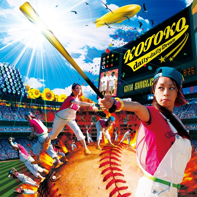 シングル「daily-daily Dream」ジャケット。バットを突き立てホームラン予告をするKOTOKO。後ろで投げているのもKOTOKO、守っているのもKOTOKO。