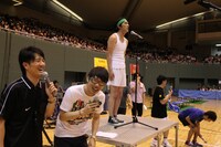 お決まりの発声練習「あめんぼあかいなあいうえお」「階段で怪談話する家が狭いから」「何時になっても起きてこないこりゃ死んでるな」　(c)フォトプロ