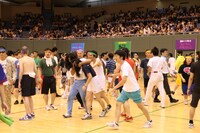 本戦前のウォーミングアップ「ポイント争奪鬼ごっこ」にて、しんじに喰われるPOISON GIRL BAND阿部。 (c)フォトプロ