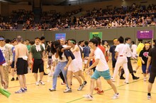 本戦前のウォーミングアップ「ポイント争奪鬼ごっこ」にて、しんじに喰われるPOISON GIRL BAND阿部。 (c)フォトプロ