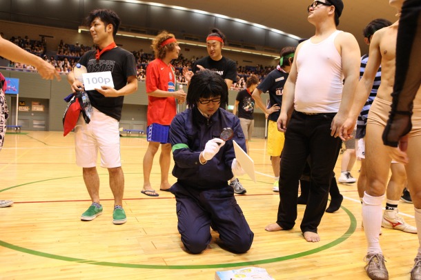 ポイントを鑑識する米沢守（レイザーラモンRG）。 (c)フォトプロ