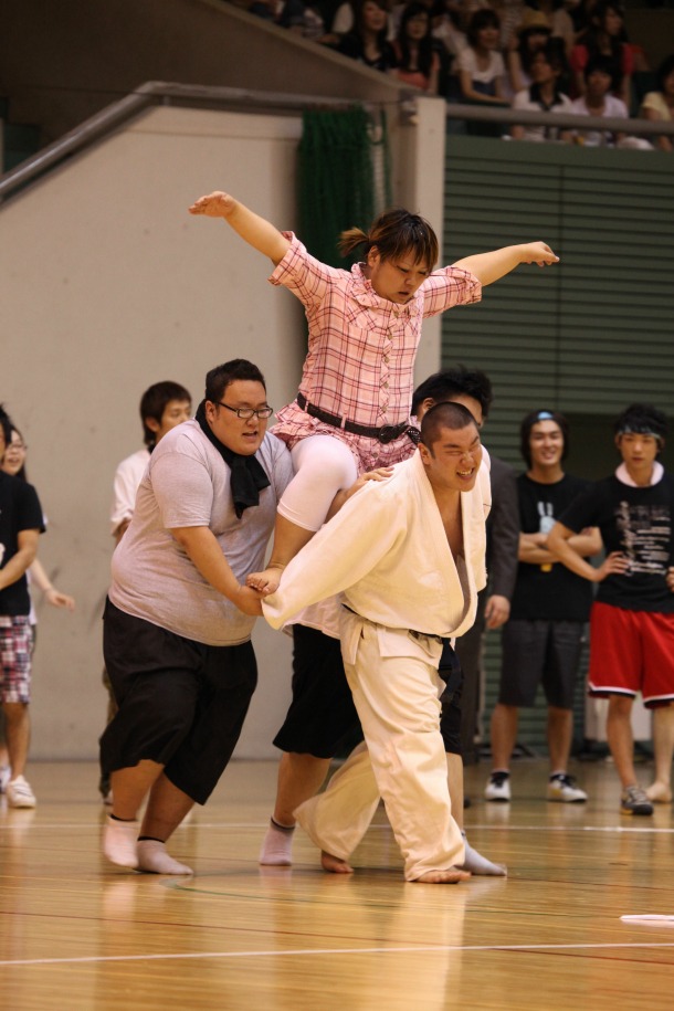 第4種目「4人4種目」。まずはデブの超若手を集めた“デブ４”のデモンストレーション。 (c)フォトプロ