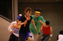 サカイストデンペーが「止まらね～！」勢いでつなぎ、1位「Aageチーム」と2位「超新星チーム」が決勝進出。 (c)フォトプロ