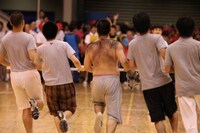 芸人の武器となる立派な体毛を披露（ねずみチーム）。 (c)フォトプロ