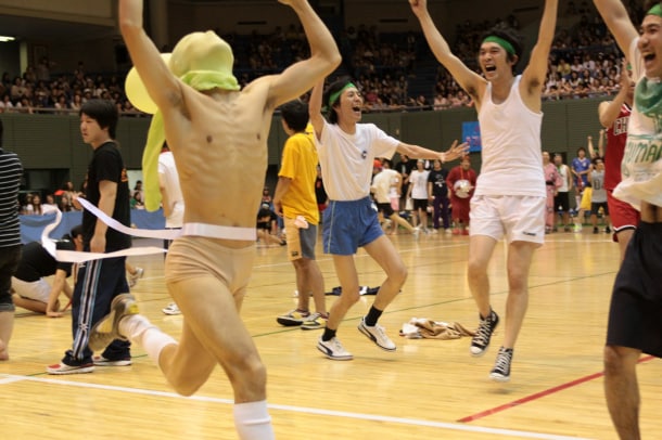 運動会のメイン競技といえばリレー。そのリレーで6時間におよぶ大運動会の締めを飾ったのは枝豆マン、いやBコースハブ!! 見事な快走に会場も選手も大喝采。 (c)フォトプロ