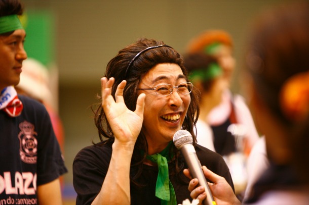 造花を持って登場した中谷崎先生（ポテト少年団中谷）。 (c)フォトプロ