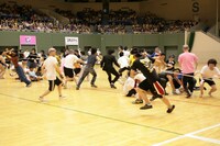 いよいよ本戦へ。第1種目「全員参戦！小綱引き」。先輩後輩入れ乱れての大混戦。 (c)フォトプロ