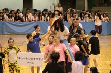 増谷キートン率いる「キュートンとキワモノチーム」。キワモノたちの本気の勝負をとくと見よ！「入場は暴走するのに、いつもどこよりもきちんと整列するんだよなぁ」（ハロバイ金成） (c)フォトプロ