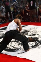 詩画実演中の長渕剛。