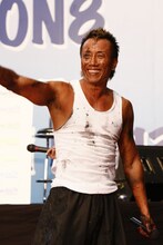 安堵の笑顔を見せる長渕剛。この日の収録の模様は、8月11日に「bay fm ON8」にてオンエアされる。