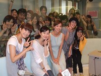 公開生放送ではファンと記念撮影。