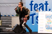 ラジオ用のオンエア音源をバックに、生歌を披露する長渕剛。