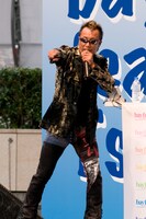 ラジオ用のオンエア音源をバックに、生歌を披露する長渕剛。