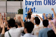 ラジオ用のオンエア音源をバックに、ブルースハープソロを披露する長渕剛。