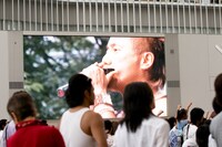 ラジオ用のオンエア音源をバックに、ブルースハープソロを披露する長渕剛。