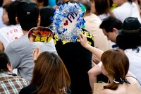 手製のうちわを用意してきた女性ファンの姿も。