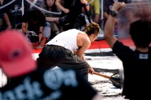 詩画実演中の長渕剛。