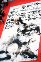 大筆で「蝉」の文字を書き終えると、今度は通常の筆でパフォーマンス。